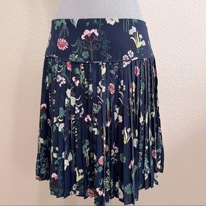 Ann Taylor LOFT Navy Floral Pleated Swing Skirt, Size 6.